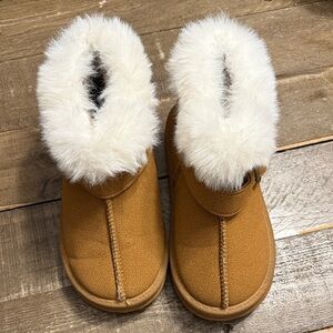 Cozy Tan Kids Boots with White Fur Trim